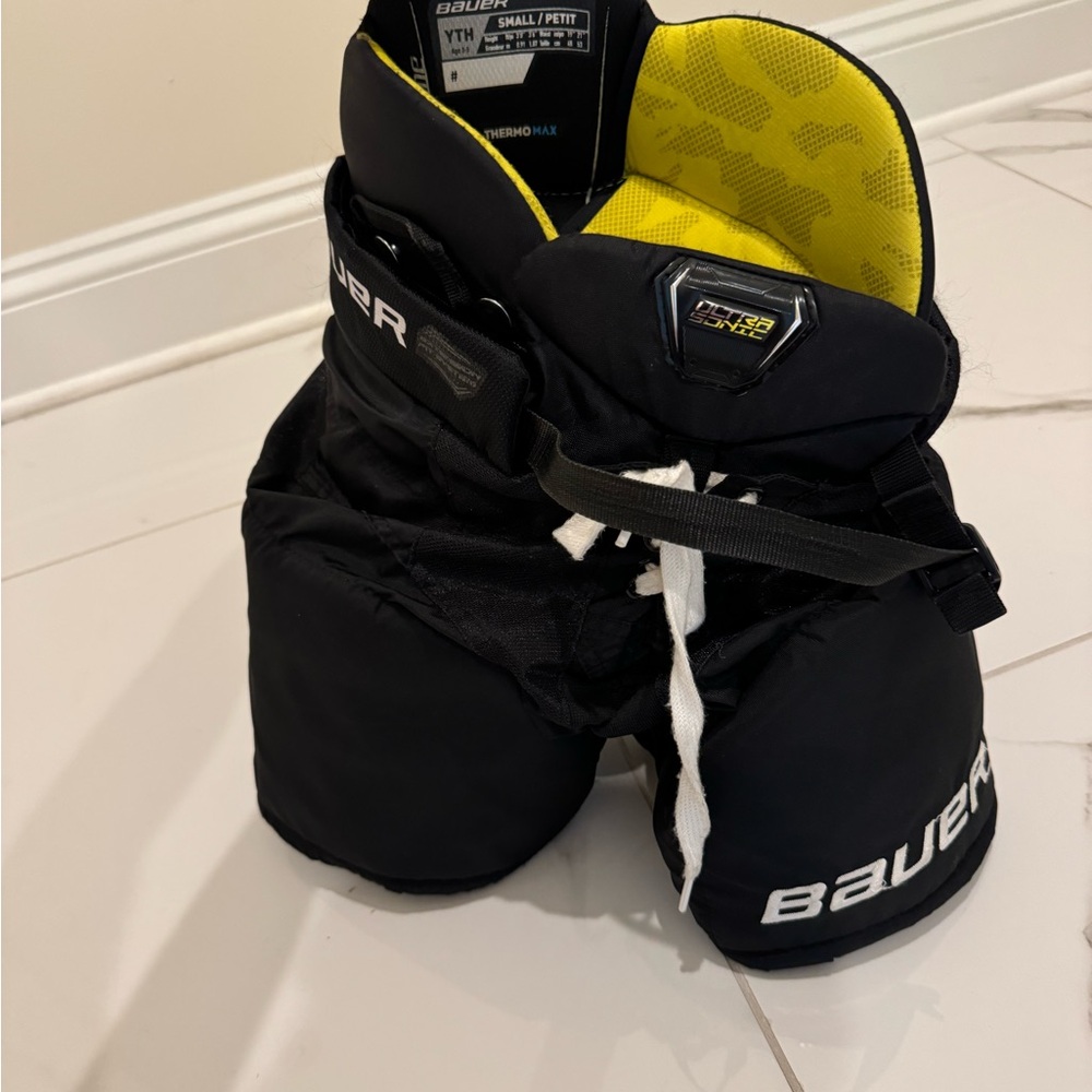 Youth hockey shorts in size S